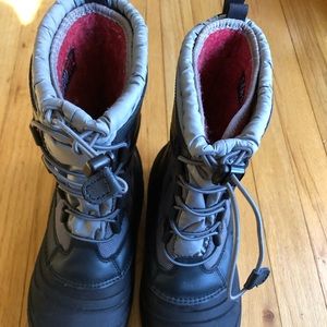 The North face big kids winter boots youth 7 EUC